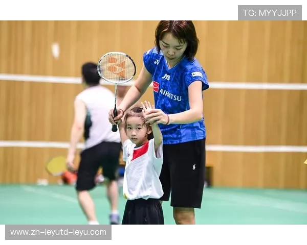 羽毛球扔球动作 视频